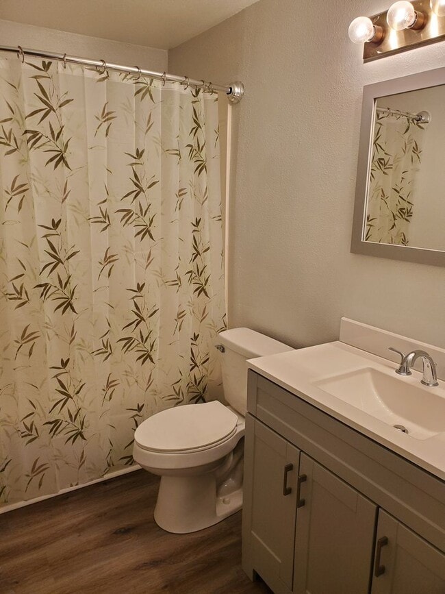 Building Photo - Cute 2 Bedroom 1 bath apartment in the heart of Silverdae