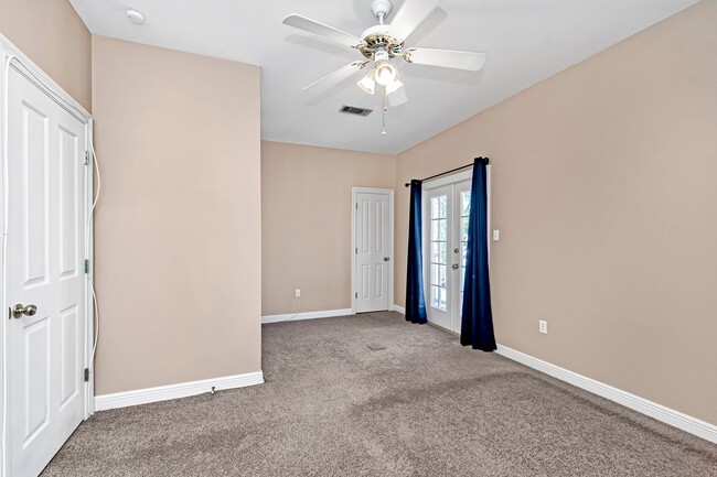 Building Photo - 3 Bedroom Townhome | Gated Community| Community Pool