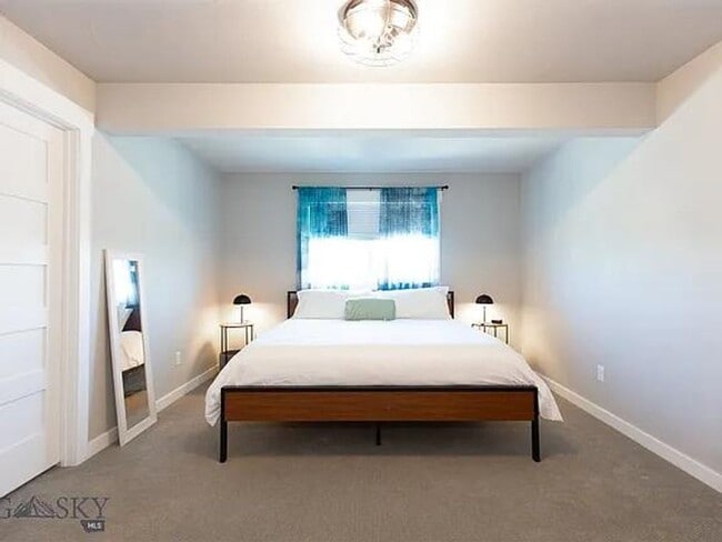 Building Photo - 3 Bd / 2.5 Bath Townhome Furnished or Unfurnished