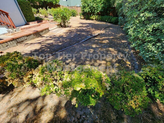 Building Photo - Beautiful 3-bedroom, 2-bathroom home locat...