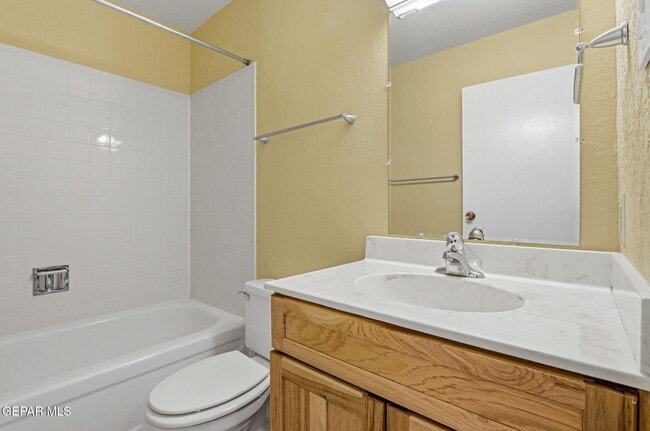 Building Photo - 1644 Lomaland Dr