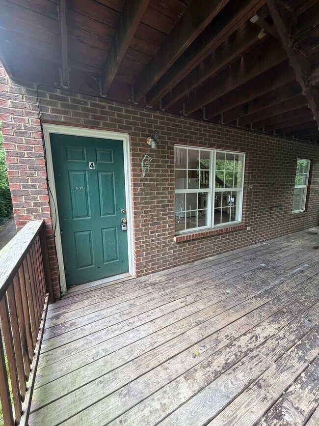 Building Photo - 137 Macey Ave