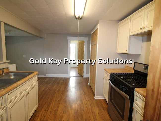 Building Photo - Updated 2 BR 1 BA House with Garage and Ce...