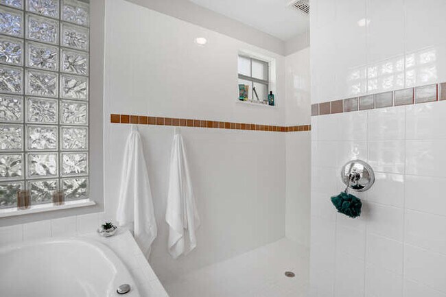 Building Photo - 2847 Tiburon Blvd E