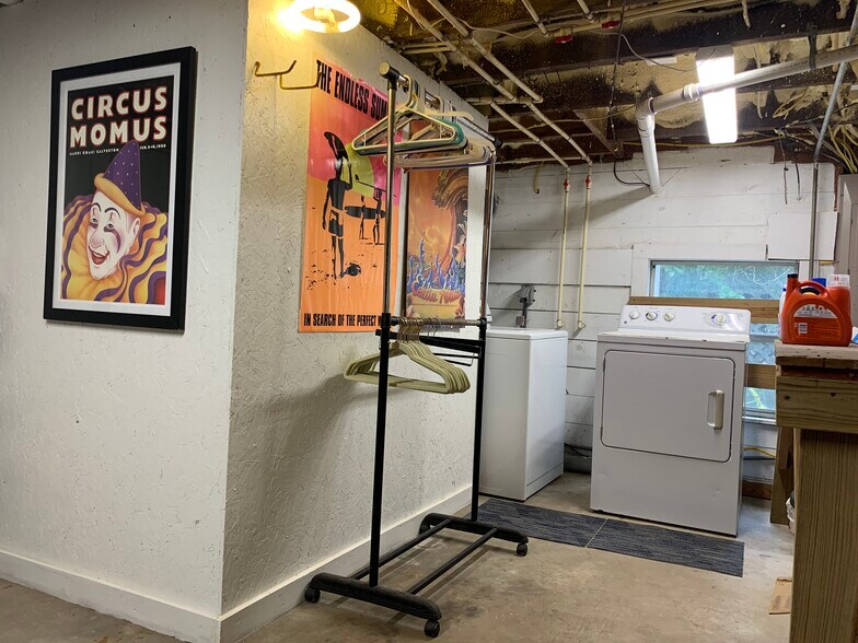 #B. Laundry is in the garage. 1x1 fully furnished and all bills included. Galveston TX 77550 - 4408 Avenue S 1/2