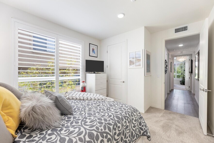 Building Photo - 5253 Vantage Ave