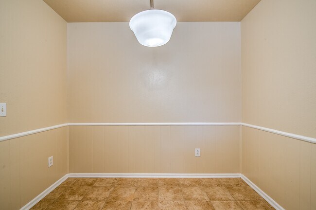 Building Photo - Super cute 3 bed, 2 bath!!