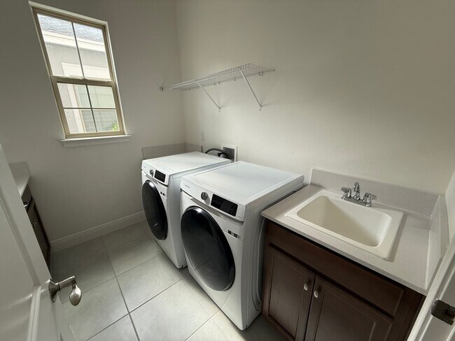 Building Photo - 5/4 spacious Saint Cloud Home