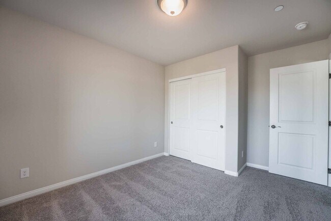 Building Photo - Stunning 5 Bedroom home in Henderson!