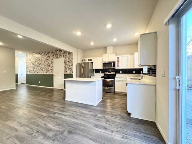 Building Photo - 914 N 18th Ave