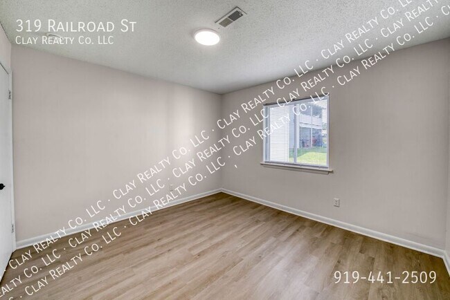 Building Photo - 319 Railroad St