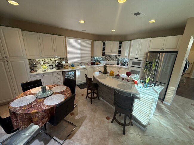 Building Photo - 4 Bedroom Home for Rent in Valencia Northp...