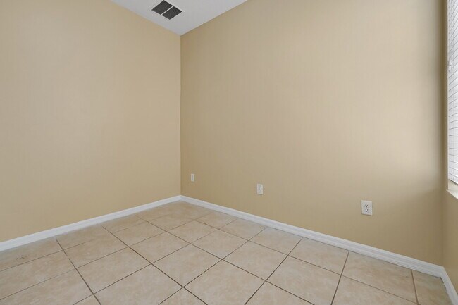 Building Photo - "Charming 3-Bed, 2-Bath Condo Oasis in Orlando – 1,000 Sq Ft of Comfort!"