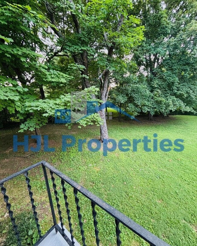 Building Photo - Beautiful Large Home in Donelson!