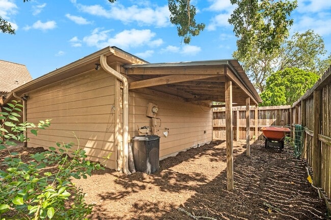 Building Photo - 302 Lochnell Dr