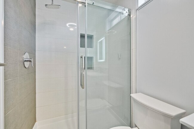 Building Photo - Amazing Studio Unit of a Triplex in Sunnyvale