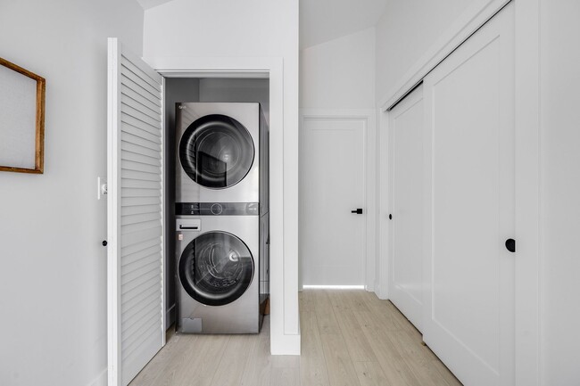 Building Photo - Beautiful Brand New 2bed 2.5bath Seattle H...