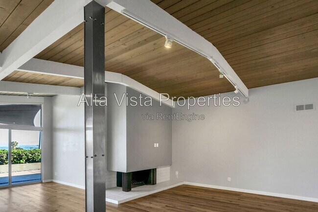 Building Photo - 2569 Loring St