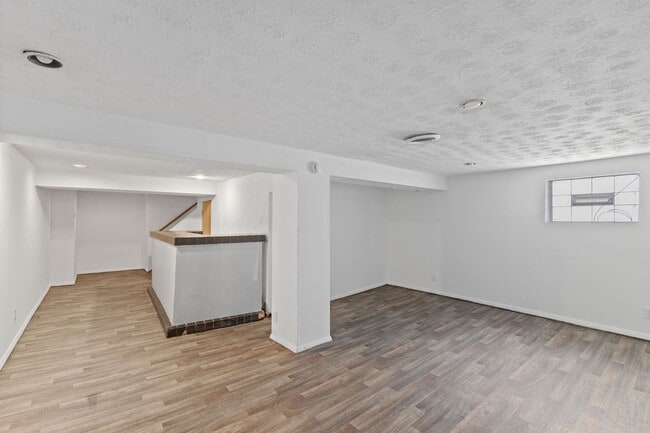 Building Photo - COLLEGE HILL- amazing 3 bedroom, 1.5 bathr...