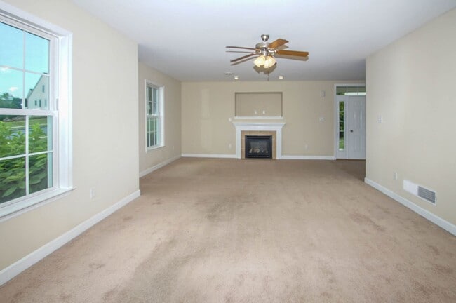 Building Photo - 3 BEDROOM 2.5 BATHROOM APARTMENT
