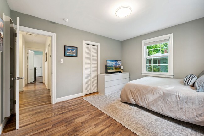 Building Photo - Available Early August! Beautiful 3-bedroo...