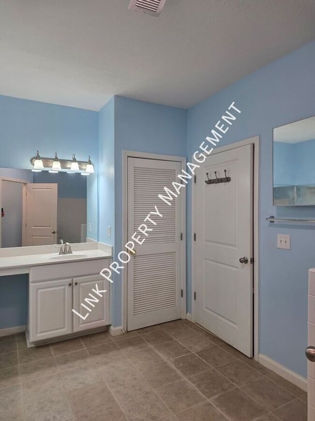 Building Photo - HALF OFF APRIL!  Beautiful One-Level Downstairs Condo in Prime Hamilton Place Location