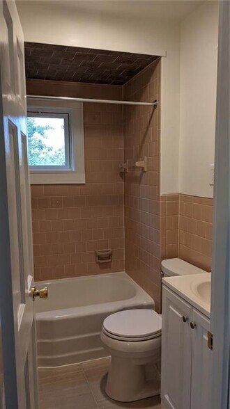 Building Photo - 6 Second School St