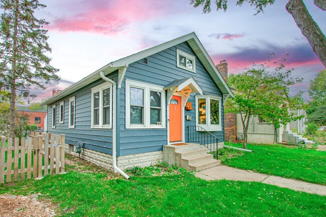Building Photo - Charming 2-Bedroom Main Floor Home in South Minneapolis