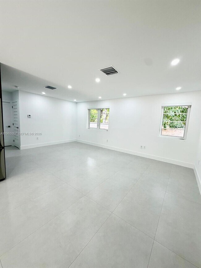 Building Photo - 524 NE 65th St