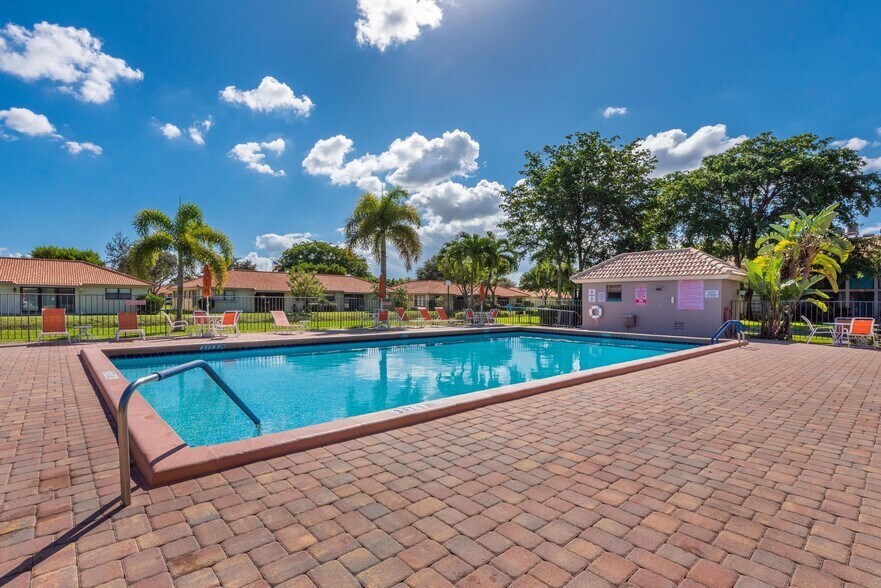 Building Photo - 9930 Pineapple Tree Dr