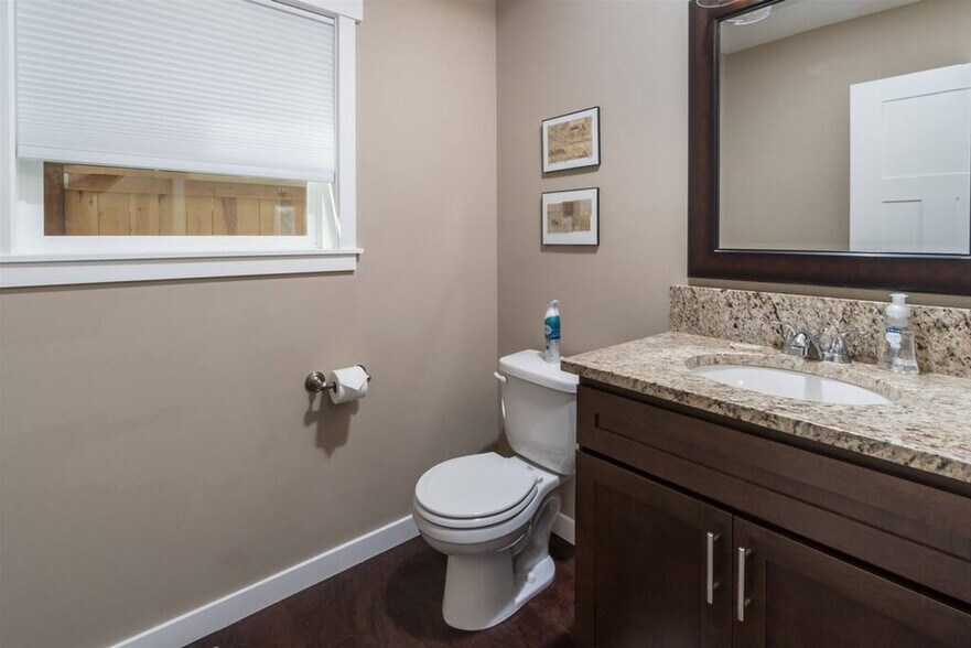 Building Photo - 525 SE Gleneden Place