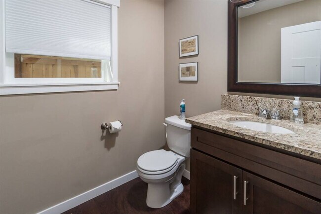 Building Photo - 525 SE Gleneden Place