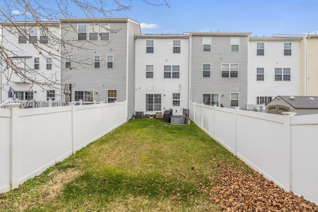 Building Photo - 1841 Graymount Way