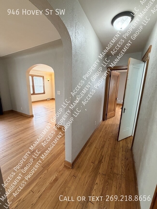 Building Photo - 946 Hovey St SW