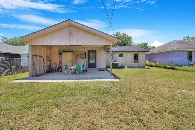 Building Photo - "Charming 3-Bedroom Retreat with 2 Baths in Mercedes - Spacious 1,519 Sq Ft!"