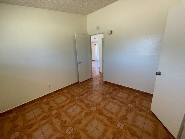 Building Photo - Apple Valley, 3 Bedroom, 2 Bathrooms, 1/2 acre property, Fully fenced