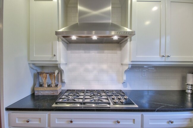 Building Photo - 4 BR 2/2 BA Large Fenced in Back Yard! Chef's Kitchen! Upstairs Bonus Room! 2 Car Garage