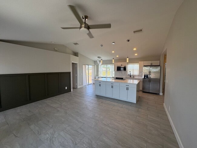 Building Photo - 3/2/2 with Solar!