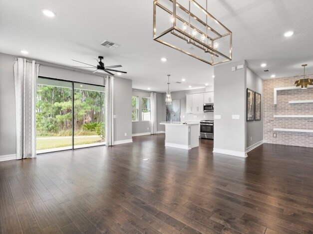 Building Photo - "Estancia 3-Bed Sanctuary with Granite Finishes and Scenic Views in Wesley Chapel"