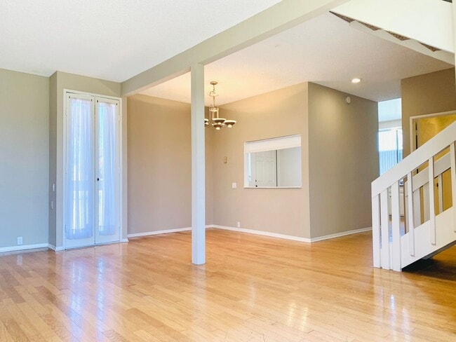 Primary Photo - LIVE IN LA JOLLA! LOVELY TOWNHOME WITH BEA...