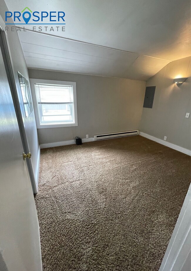 Building Photo - 4 Bedroom House right on Water Street - Av...