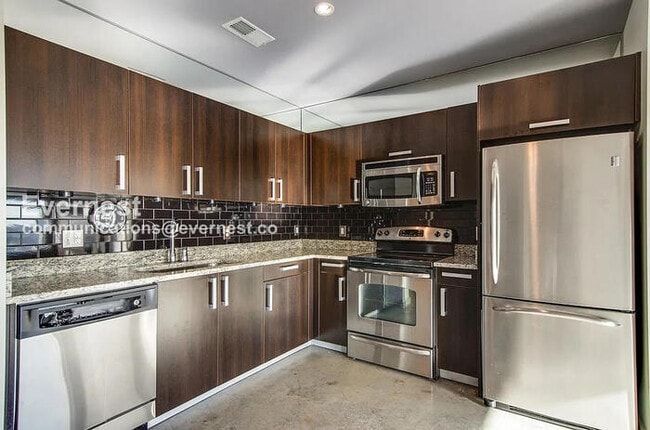 Building Photo - 1 Bed/2 Bath Condo with Garage / Pet-Friendly / Available Now!