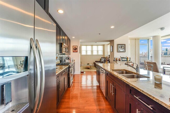 Building Photo - 1125 Maxwell Ln