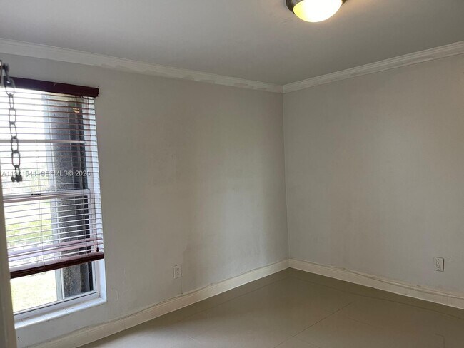 Building Photo - 10367 N Kendall Dr