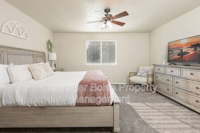 Building Photo - 879 N Traquair Pl