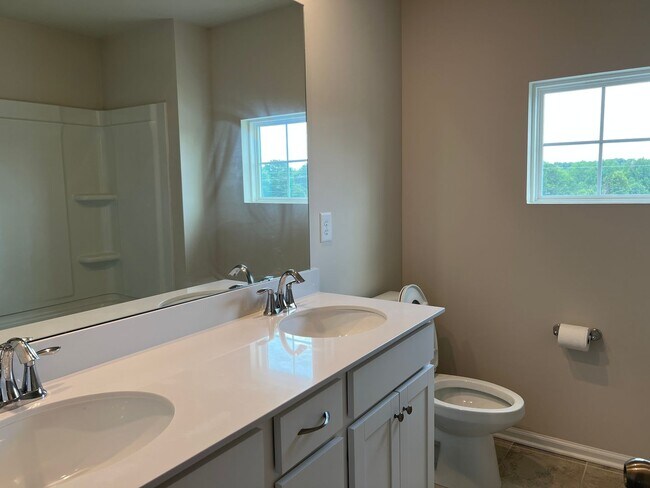 Building Photo - 4/2.5 Townhome Available Now!