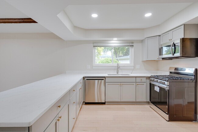 Building Photo - 5806 Wedgewood Rd