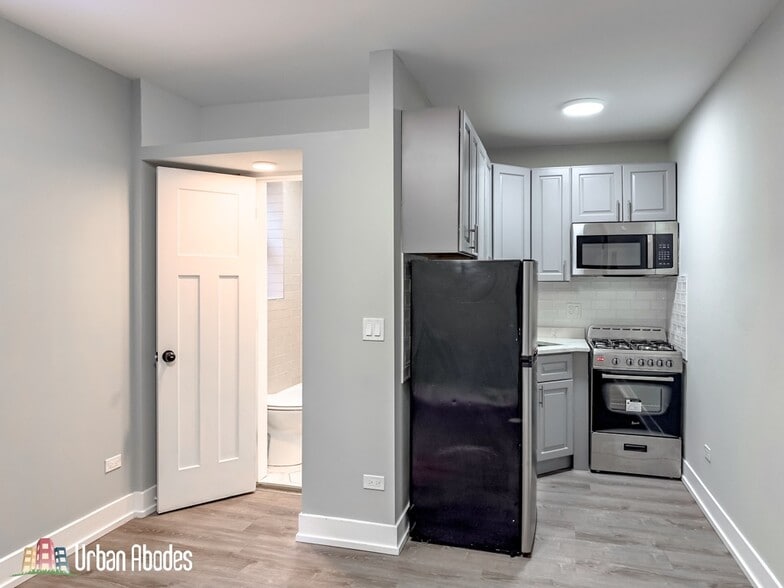 Building Photo - 503 W Belmont Ave