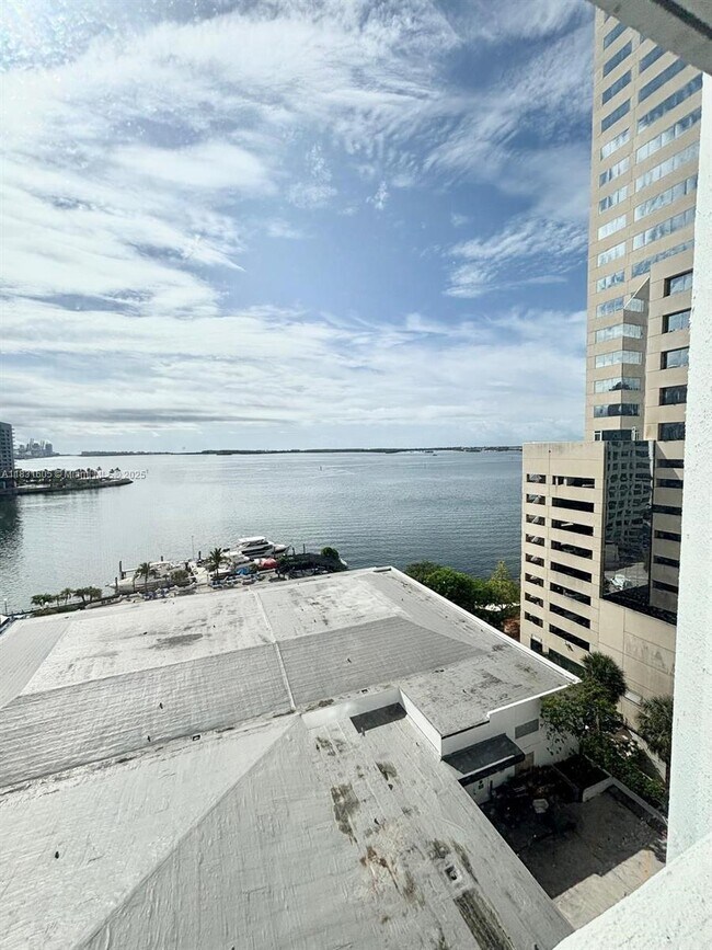 Building Photo - 999 Brickell Bay Dr