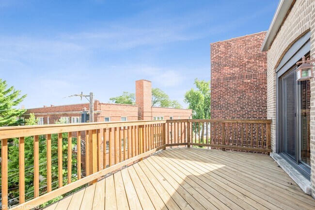 Building Photo - 1220 W Sherwin Ave